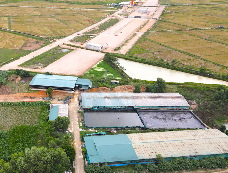 Một phần trại heo ở xã Việt Tiến đã được giải tỏa để bàn giao cho đơn vị thi công dự án cao tốc Bắc - Nam - Ảnh: H.A.