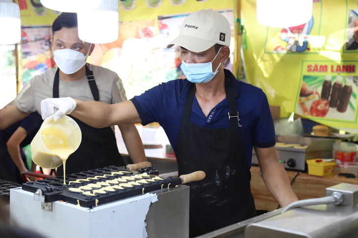 Rất nhiều loại bánh dân gian được chế biến ngay tại lễ hội chứ không phải bánh làm sẵn, khiến du khách được xem nghệ nhân làm bánh, vừa ăn được những chiếc bánh nóng hổi - Ảnh: CHÍ QUỐC