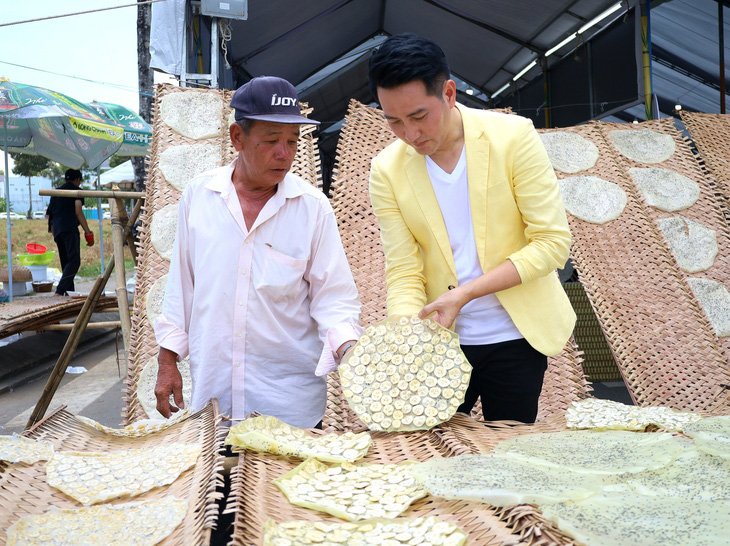 Làng bánh tráng Thuận Hưng (quận Thốt Nốt, TP Cần Thơ) là một trong những điểm mới của lễ hội bánh dân gian năm nay. Đến đây du khách được trải nghiệm nghệ nhân làm bánh tráng, phơi bánh tráng và có thể "check-in" tại khu vực này - Ảnh: TRUNG PHẠM
