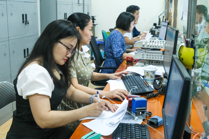 Cán bộ bảo hiểm xã hội quận Hai Bà Trưng, Hà Nội giải quyết hồ sơ của người dân - Ảnh: HÀ QUÂN
