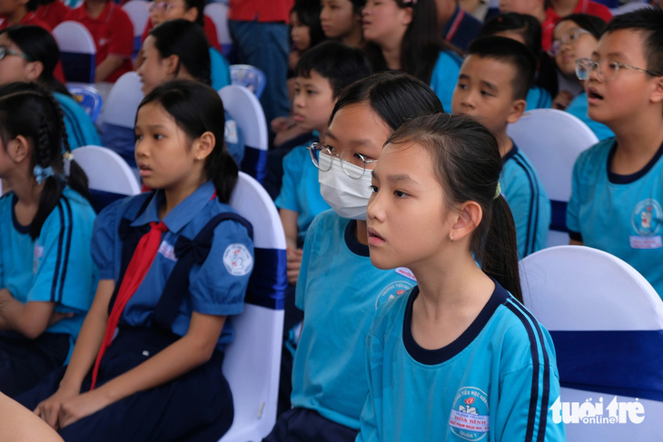 Các em học sinh chăm chú theo dõi chương trình giao lưu với các đại sứ văn hóa đọc trong khuôn khổ hoạt động Ngày Sách và Văn hóa đọc Việt Nam lần 3 - năm 2024 tại TP.HCM - Ảnh: LINH ĐOAN