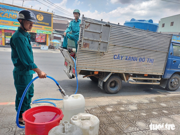 UBND huyện Đạ Huoai (tỉnh Lâm Đồng) tổ chức tiếp nước sạch cho người dân - Ảnh: M.V.