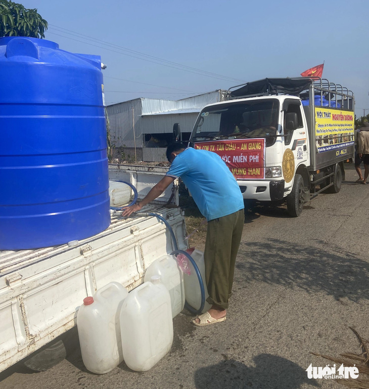 Nhóm từ thiện thị xã Tân Châu, An Giang hỗ trợ nước ngọt cho bà con ở tỉnh Tiền Giang vài ngày qua - Ảnh: MINH KHANG