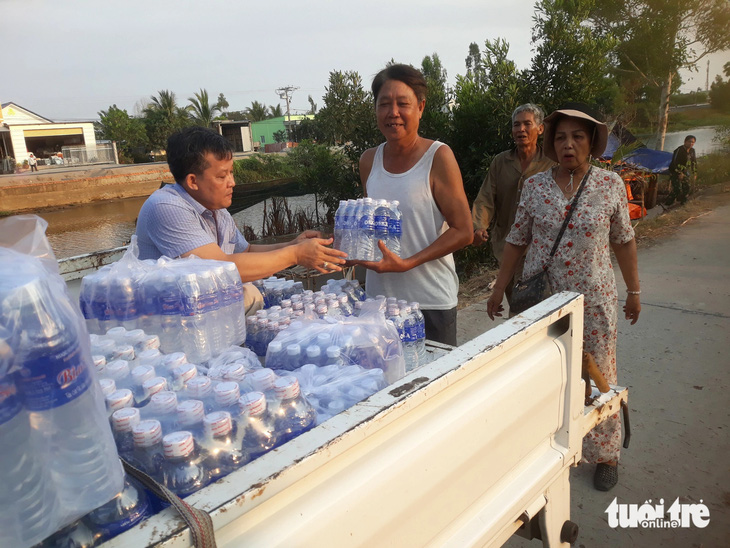 Nhóm từ thiện thị xã Tân Châu, An Giang đã trao tặng nước suối cho bà con xã Phú Mỹ và xã Vĩnh Lợi, huyện Giang Thành 