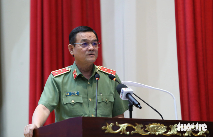 Trung tướng Lê Hồng Nam, giám đốc Công an TP.HCM, chủ trì hội nghị - Ảnh: MINH HÒA