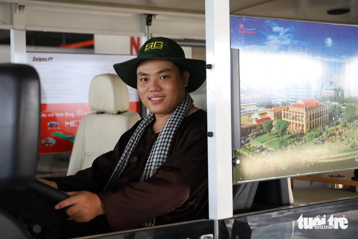 Tài xế Nguyễn Minh Phương (26 tuổi, ngụ quận Bình Thạnh) cho biết loại hình xe điện này cũng khuyến khích đi thành nhóm để có trải nghiệm tốt nhất - Ảnh: THU DUNG
