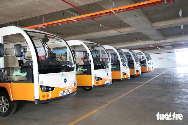 Có 70 xe điện hoạt động phục vụ du khách tham quan trung tâm thành phố - Ảnh: THU DUNG