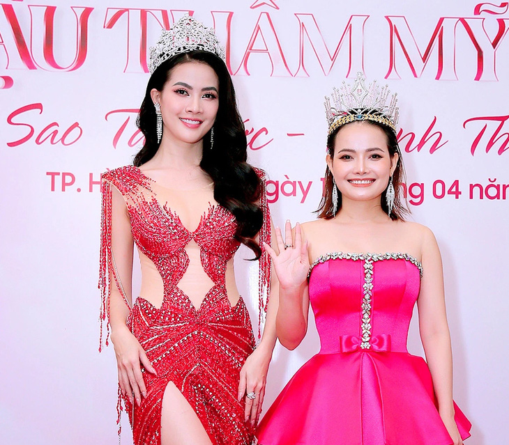 Hoa hậu Phan Thị Mơ (bìa trái) và bà Chu Loan - trưởng ban tổ chức - Ảnh: BTC