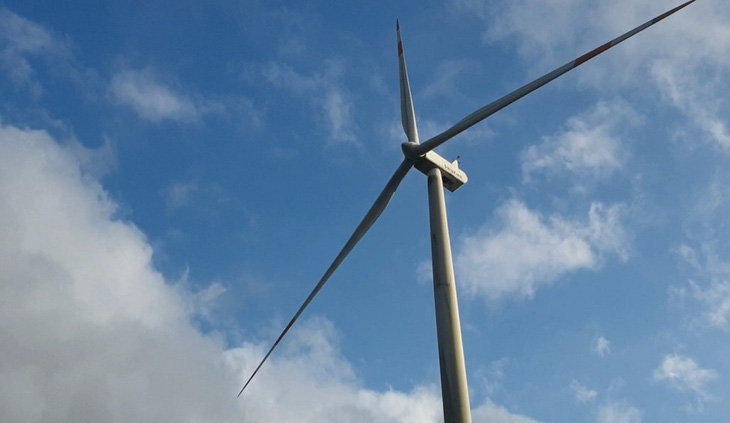 Một trong 21 trụ điện gió của Nhà máy điện gió Hướng Linh 1 trồng ngoài đất được cấp - Ảnh: QUỐC NAM