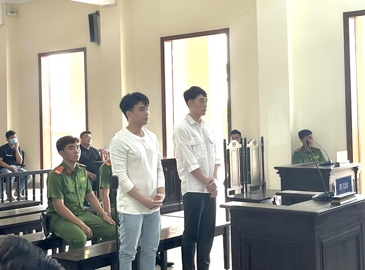 Bị cáo Trần Quang Anh Đức (áo sơ mi trắng) và Trần Nguyễn Duy Phương tại tòa sơ thẩm - Ảnh: LAN NGỌC