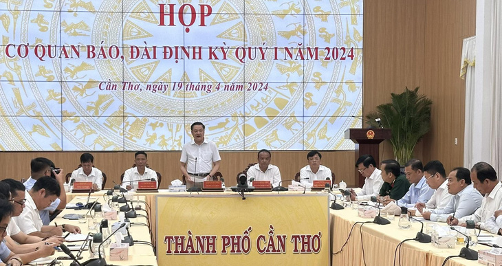 Ông Dương Tấn Hiển - phó chủ tịch thường trực UBND TP Cần Thơ - biểu tại buổi họp báo - Ảnh: H.T. DŨNG