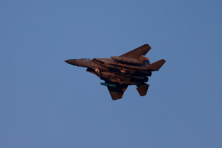 Chiến đấu cơ F-15 của quân đội Israel bay trên bầu trời miền trung nước này - Ảnh: AFP