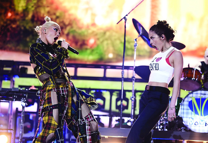 Gwen Stefani (trái) và Olivia Rodrigo tại Coachella ngày 13-4-2024.  Ảnh: Getty/No Doubt