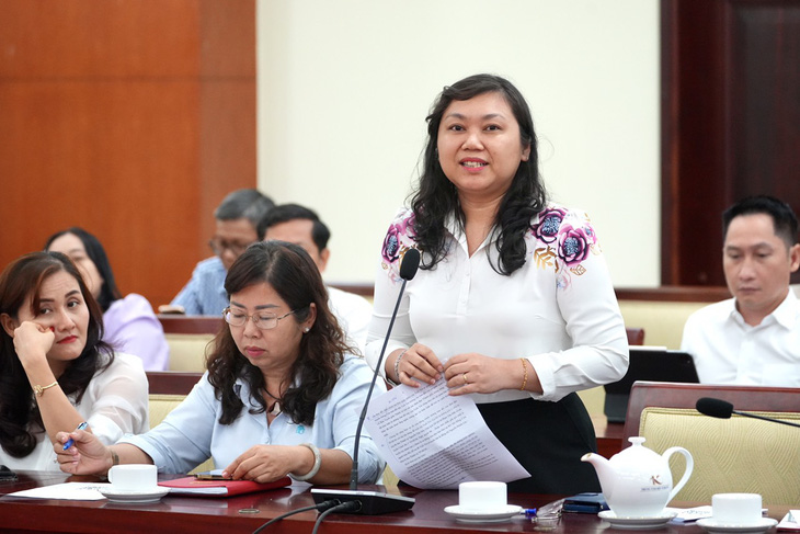 Chánh văn phòng báo Tuổi Trẻ Nguyễn Thị Hương phát biểu tại hội nghị - Ảnh: HỮU HẠNH 