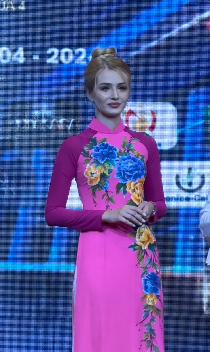 Hoa hậu Nga 2017 sang Việt Nam, mặc áo dài chọn Hoa hậu Doanh nhân quốc tế- Ảnh 3.