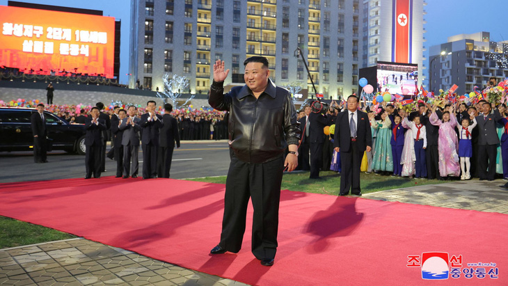 Bài hát ca ngợi ông Kim Jong Un được phát tại lễ khánh thành một khu nhà mới - Ảnh: REUTERS/KCNA