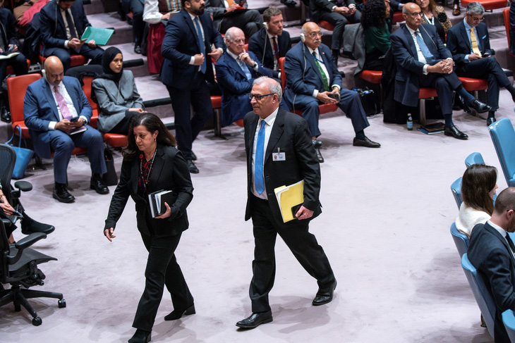 Thành viên đoàn Palestine rời khỏi phòng họp của Hội đồng Bảo an sau khi Mỹ bỏ phiếu chống lại việc kết nạp Palestien làm thành viên đầy đủ - Ảnh: REUTERS