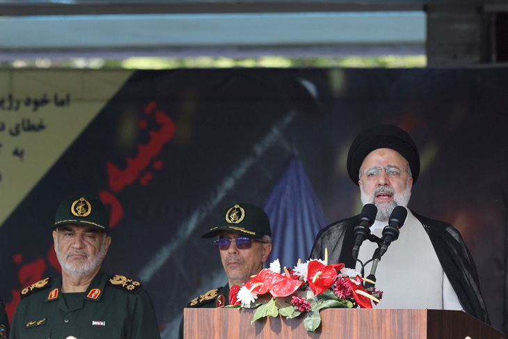 Tổng thống Iran Ebrahim Raisi phát biểu tại Tehran hôm 17-4 - Ảnh: REUTERS