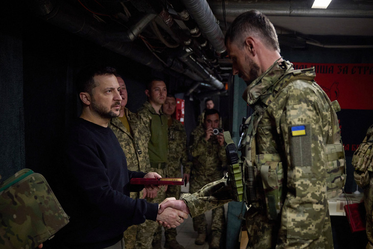 Tổng thống Ukraine Volodymyr Zelensky trao thưởng cho một binh sĩ Ukraine trong chuyến thị sát thành phố Chasiv Yar ngày 19-4 - Ảnh: AFP
