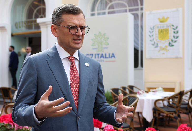 Ngoại trưởng Ukraine Dmytro Kuleba phát biểu với truyền thông bên lề cuộc họp của nhóm G7 tại Ý ngày 18-4 - Ảnh: REUTERS