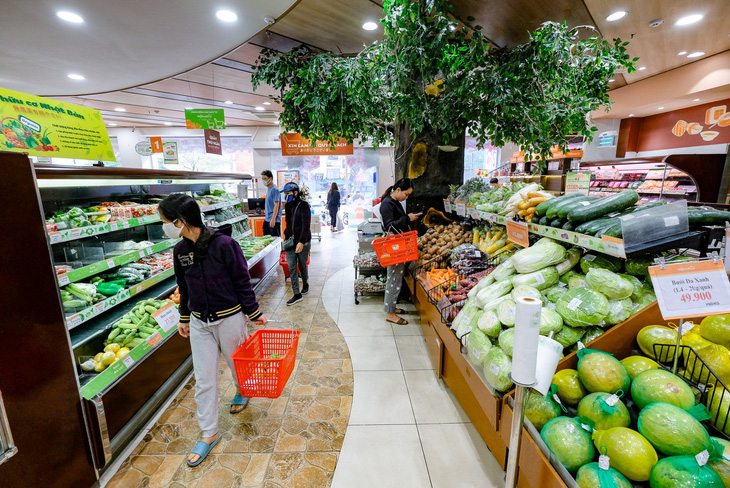 Người dân Hà Nội tìm mua thực phẩm tại một siêu thị - Ảnh: NAM TRẦN