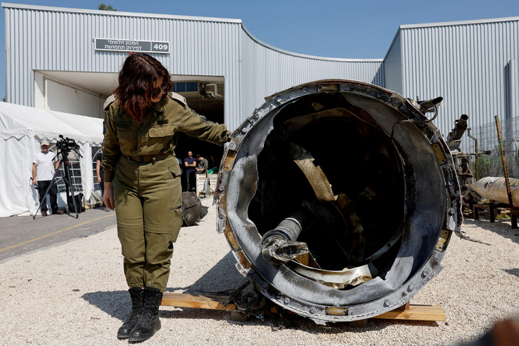 Quân đội Israel trưng bày phần còn lại của tên lửa đạn đạo Iran mà họ thu được từ Biển Chết, sau cuộc tấn công của Iran vào Israel - Ảnh: REUTERS