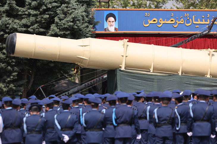 Tên lửa Iran tại cuộc duyệt binh ở thủ đô nước này ngày 17-4 - Ảnh: REUTERS