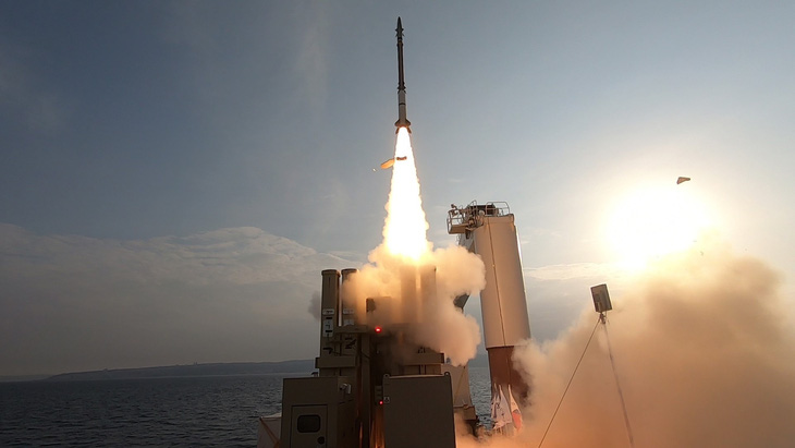 Tên lửa đánh chặn được phóng trên biển nhằm vào mục tiêu trong một cuộc tập trận của Israel - Ảnh: BỘ QUỐC PHÒNG ISRAEL