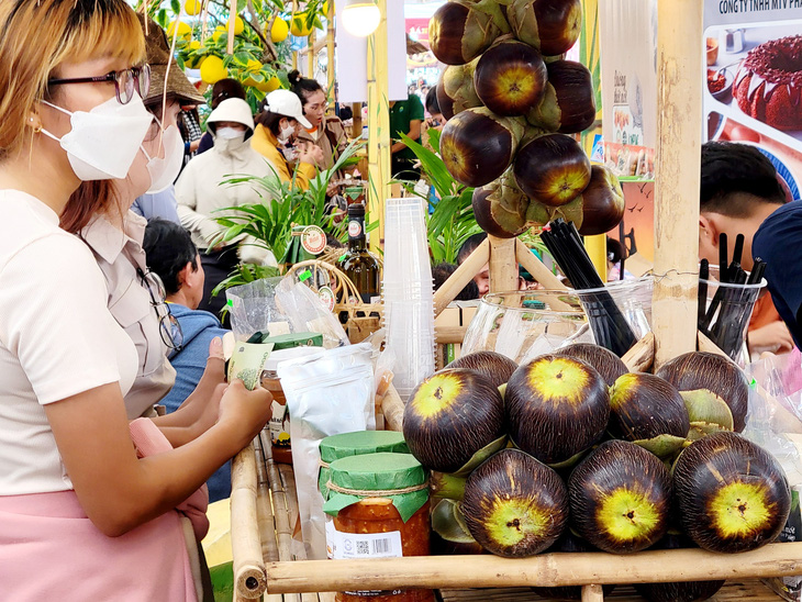 Nước được chế biến từ trái thốt nốt - một sản phẩm đặc trưng của An Giang - được bán trực tiếp tại lễ hội thu hút khá nhiều du khách - Ảnh: CHÍ QUỐC