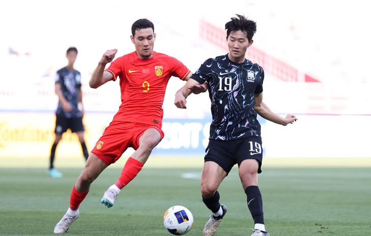 U23 Trung Quốc (áo đỏ) phung phí nhiều cơ hội trước U23 Hàn Quốc - Ảnh: GETTY