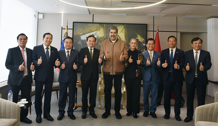 Tổng thống Venezuela Nicolas Maduro (giữa) chụp ảnh cùng Phó thủ tướng Trần Lưu Quang và các thành viên tham gia hội đàm - Ảnh: VGP