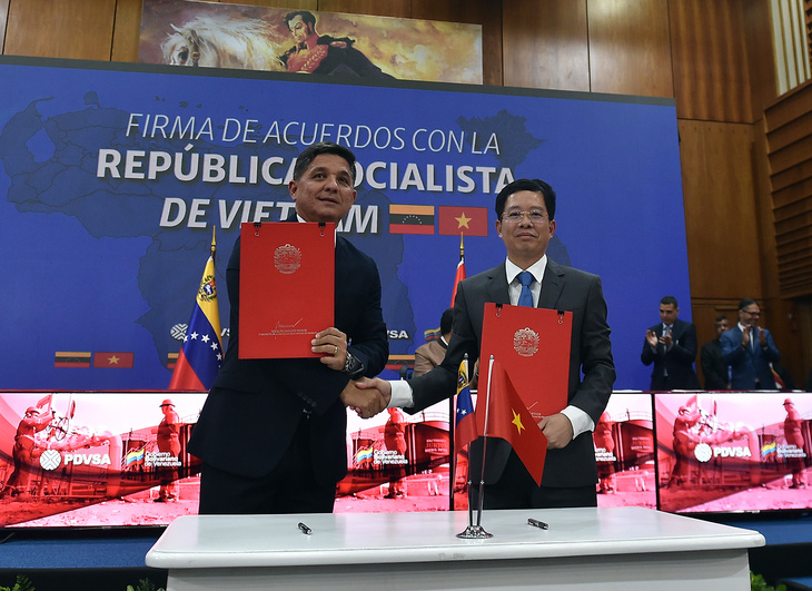 Doanh nghiệp Việt Nam và Venezuela trao đổi văn kiện hợp tác ngày 18-4 - Ảnh: VGP
