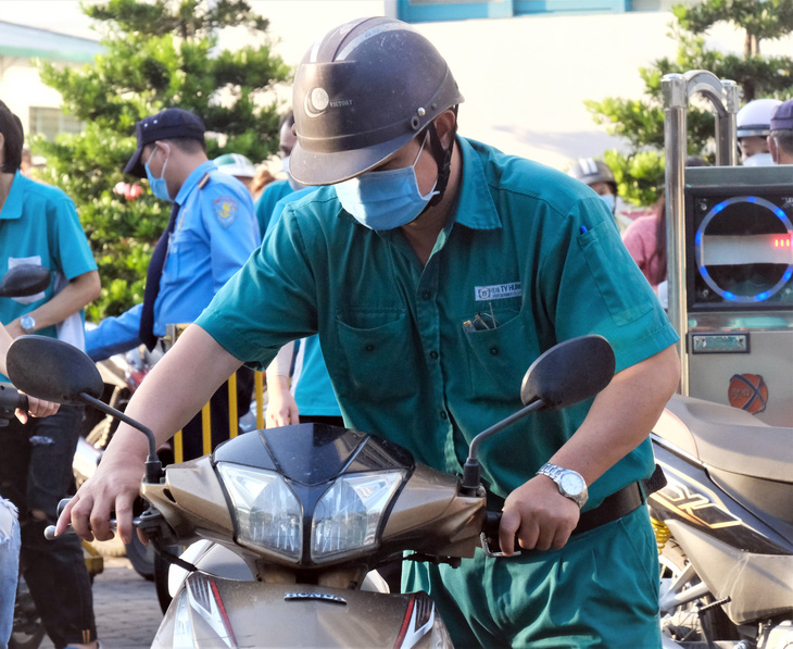 Khó sẽ càng khó hơn với lao động lớn tuổi mất việc nhưng lại chưa đến tuổi hưu - Ảnh: VŨ THỦY