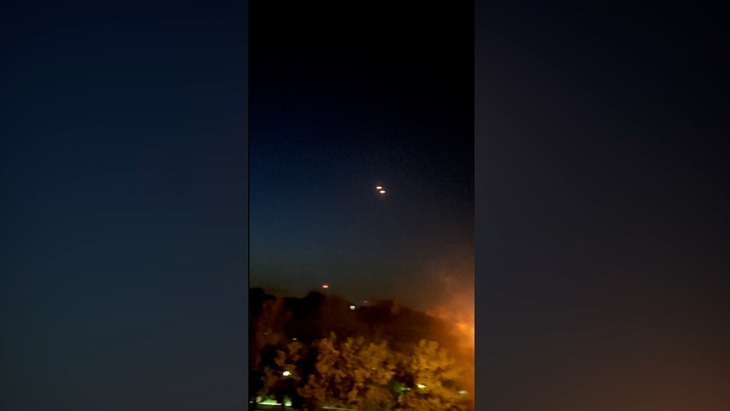 Những vệt sáng trên bầu trời Isfahan, Iran sau báo cáo về các vụ nổ - Ảnh: CNN/IRGC