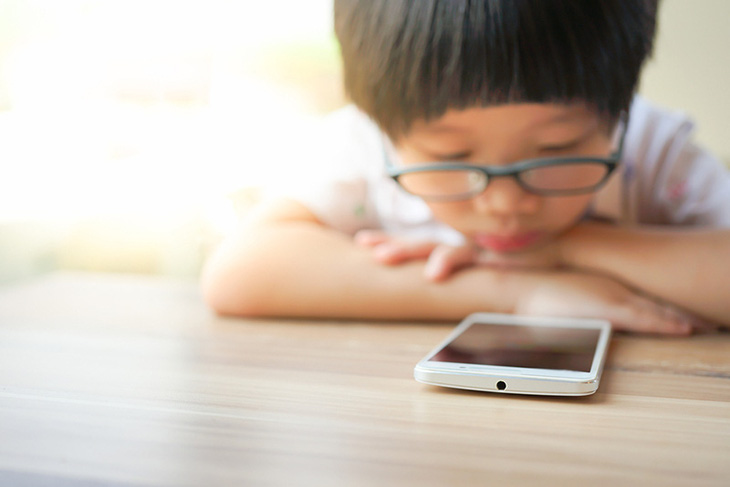 Có nhiều nguyên nhân khiến trẻ nghiện điện thoại - Ảnh: Tư liệu TTO