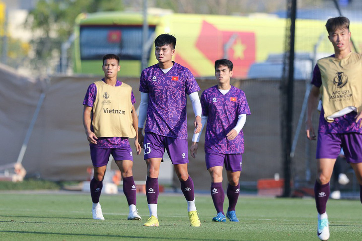 Tiền đạo Nguyễn Văn Tùng (số 25) vẫn tập luyện bình thường cùng toàn đội - Ảnh: VFF