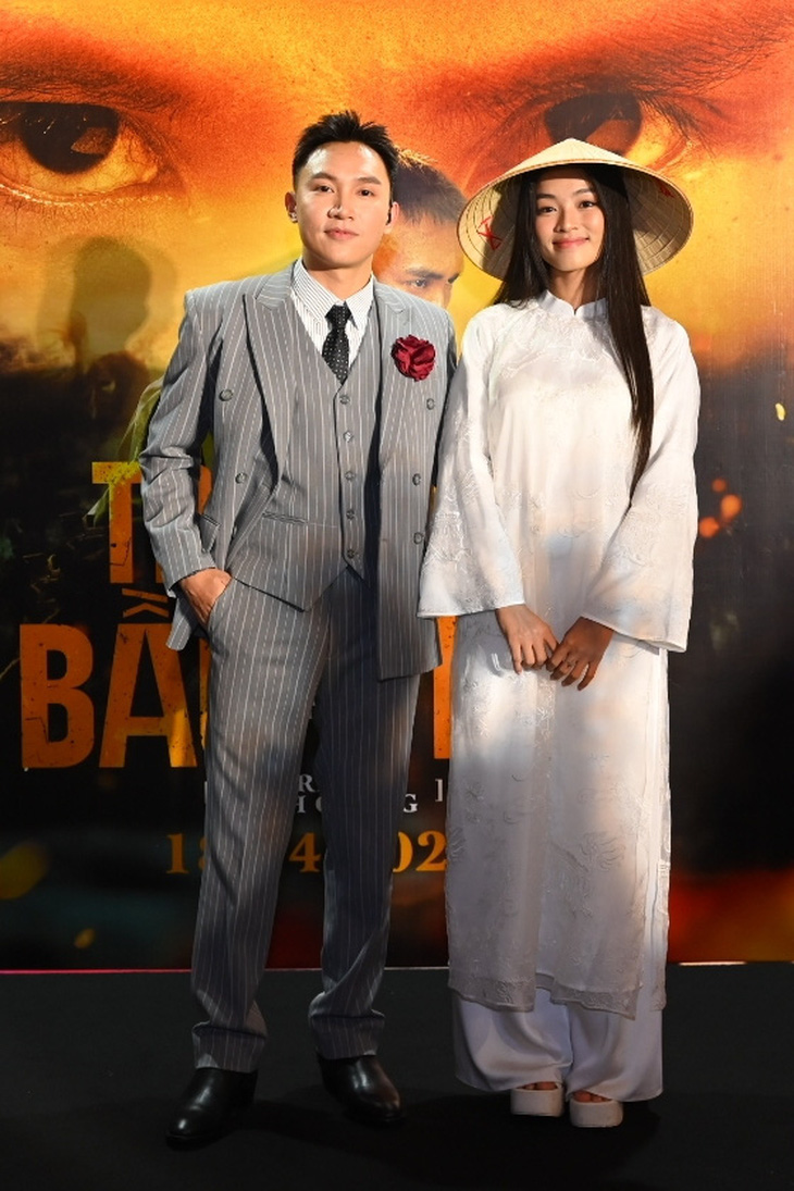 Trịnh Đình Quang và diễn viên Lan Thy (nàng thơ trong phim 'Em và Trịnh') đóng người vợ của Trịnh Đình Quang trong MV.