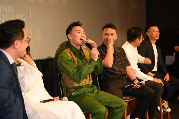 Trịnh Đình Quang diện trang phục bộ đội trong buổi họp báo ra mắt MV Trái tim giữa bầu trời.