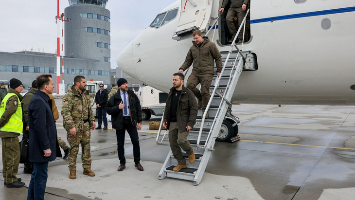 Ông Zelensky đến sân bay Rzeszow-Jasionka ở Ba Lan hồi năm 2022 - Ảnh: REUTERS