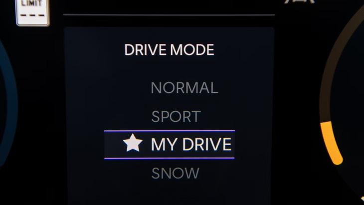 Người dùng sẽ chọn Baby Mode bằng cách chọn chế độ lái tùy biến My Drive, trong đó Baby Mode là một chế độ được hãng tùy biến hộ sẵn người dùng - Ảnh: The Drive