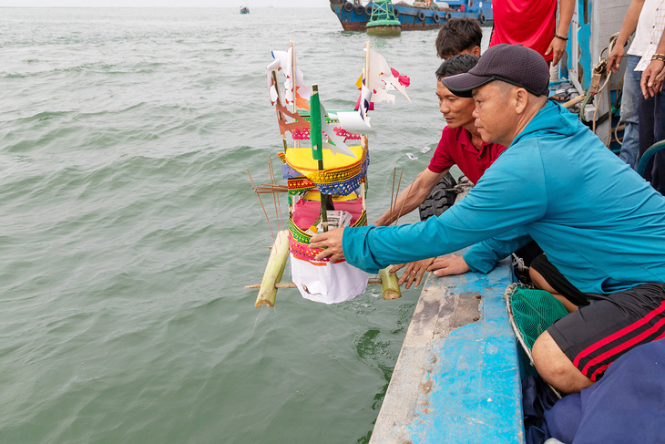 Cầu ngư còn là nghi lễ tâm linh góp phần gắn kết ngư dân giúp đỡ nhau trên biển