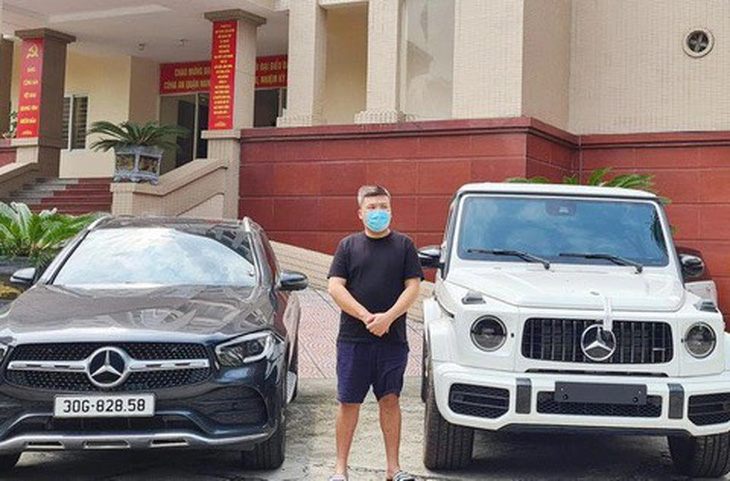 Bị can Nguyễn Minh Thành và những chiếc siêu xe bị công an thu giữ - Ảnh: NGUYỄN CƯỜNG