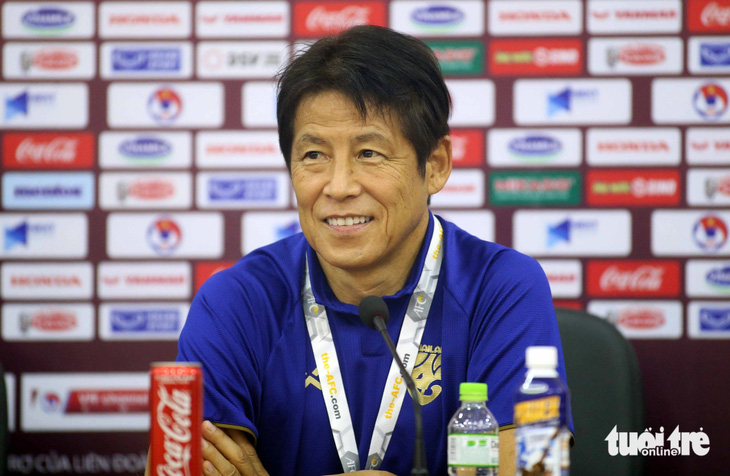 HLV Akira Nishino ở buổi họp báo khi Thái Lan gặp Việt Nam ở vòng loại thứ 2 World Cup 2022 - Ảnh: N.K.
