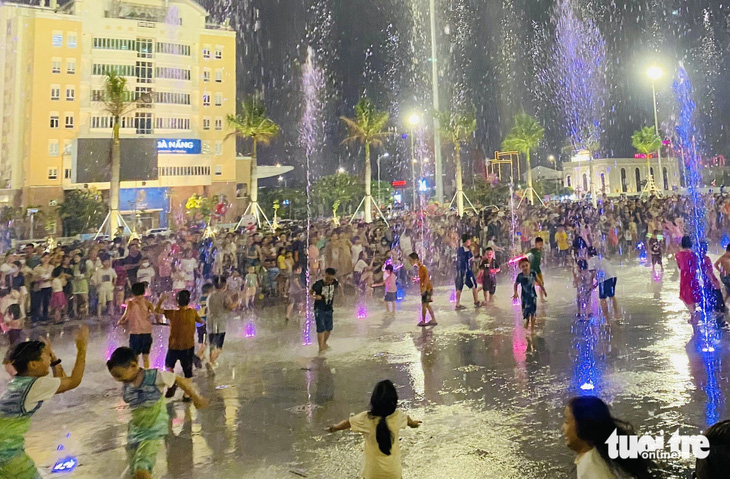 Trẻ em vô tư lao vào tắm ở sàn nhạc nước quảng trường 29-3 Đà Nẵng - Ảnh: SANG NGUYEN