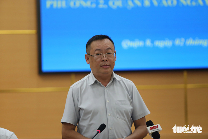 Ông Phạm Quang Tú, phó chủ tịch UBND quận 8, chủ trì buổi họp báo - Ảnh: MINH HÒA