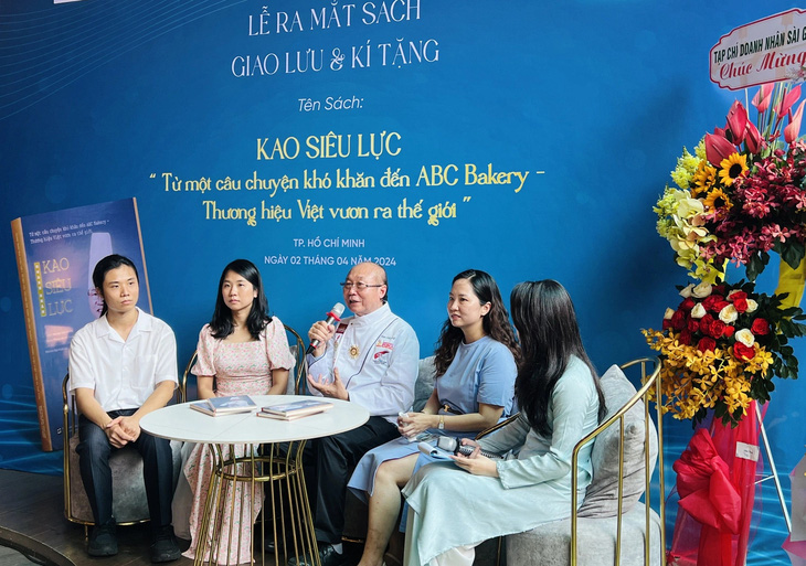 Doanh nhân Kao Siêu Lực cùng hai con gái - doanh nhân Kao Huy Phương và Kao Huy Minh, phó tổng giám đốc ABC Bakery - chia sẻ về quá trình gầy dựng thương hiệu - Ảnh: YẾN TRINH