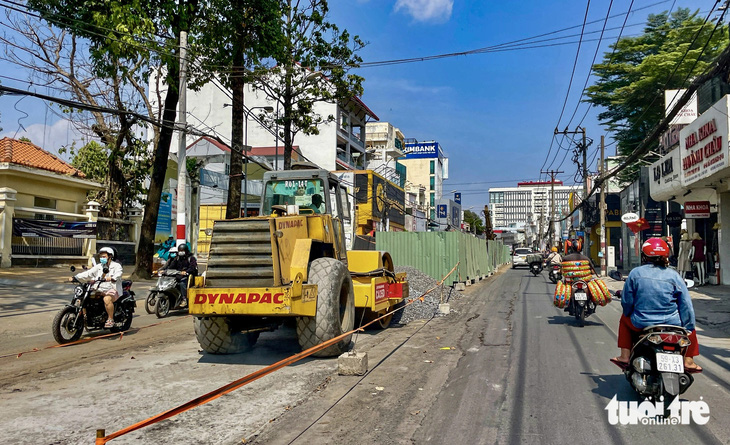 Mặt đường Võ Văn Ngân (TP Thủ Đức) đang được sửa chữa - Ảnh: CHÂU TUẤN