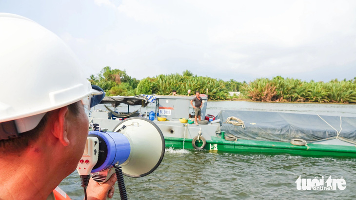 Lực lượng Công ty TNHH MTV Khai thác thủy lợi miền Nam tham gia, hướng dẫn phương tiện thủy trước khi qua âu thuyền cống Cái Lớn (huyện Châu Thành) - Ảnh: CHÍ CÔNG