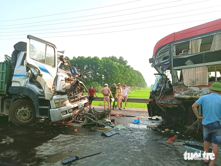 Hiện trường vụ tai nạn giữa xe khách và xe tải trên đường tránh TP Hà Tĩnh - Ảnh: LÊ MINH