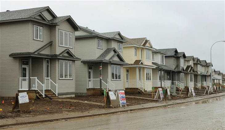Các ngôi nhà được rao bán tại Alberta, Canada - Ảnh: AFP